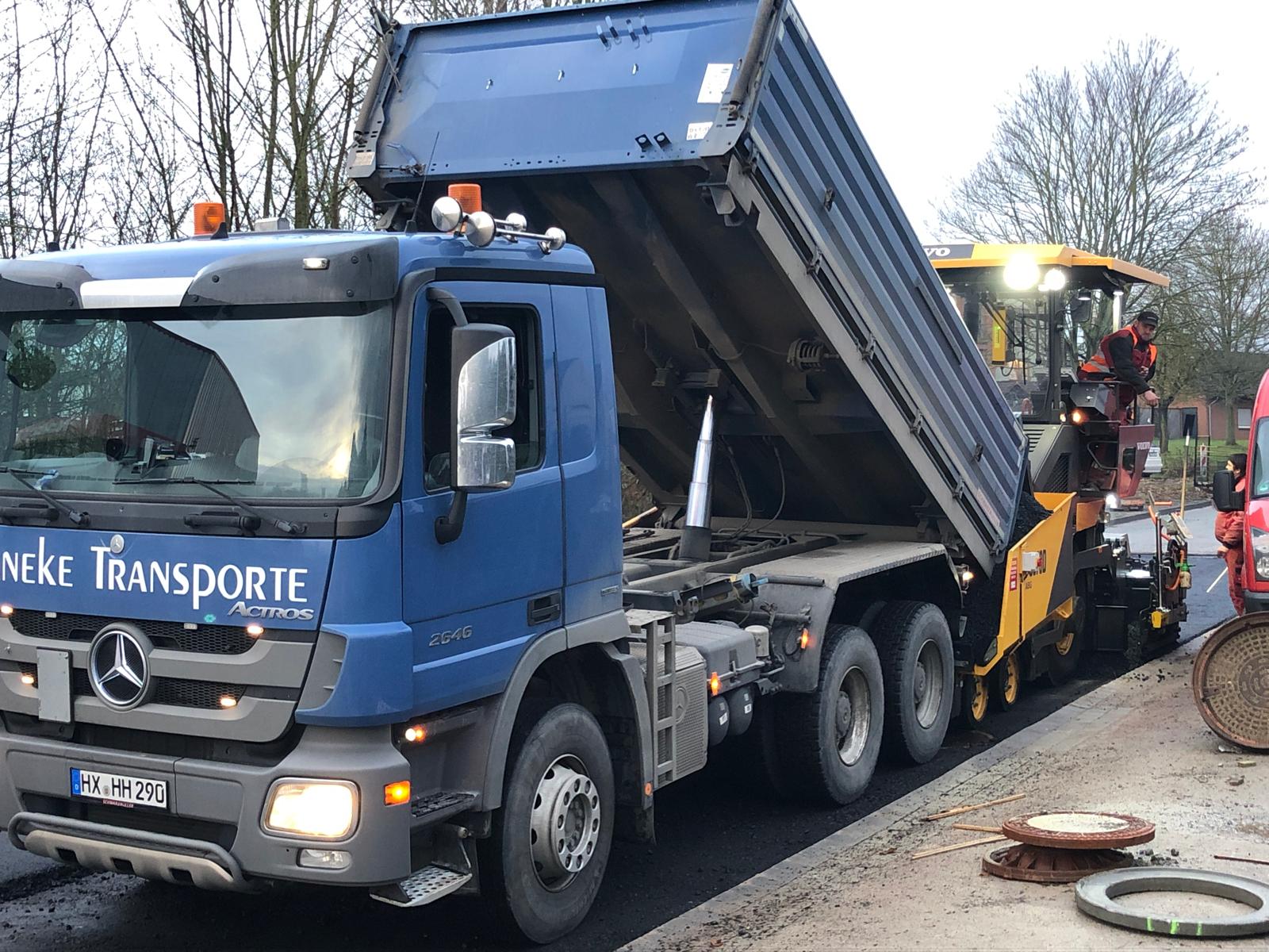 Bagger lädt Schüttgut auf einen Kipper